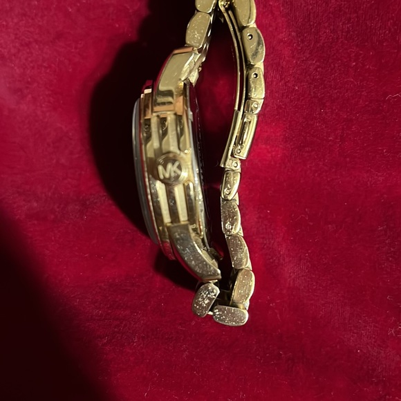 COPY - Michael Kors watch MK-5706 Gold Oversized Runway Gold Crystals - Picture 8 of 12